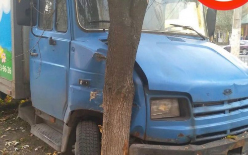 В Мариуполе автомобили врезались в дерево и электроопору