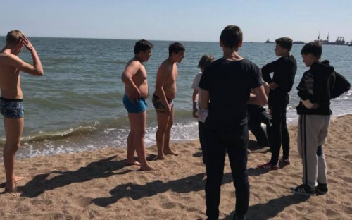 Мариупольцы уже купаются в море (ФОТО+ВИДЕО)