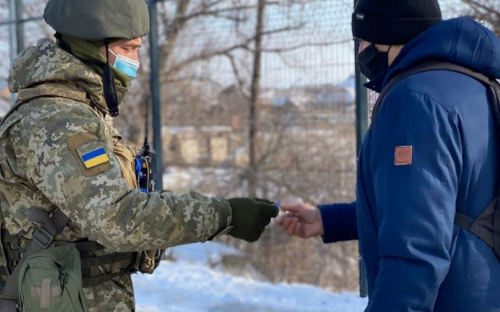 Боевики продолжают блокировать дорожные коридоры на Донбассе. Где можно проехать?