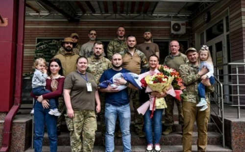 В Запорожье из роддома встретили жену погибшего в Мариуполе военного