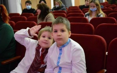 В Мариуполе детям погибших героев вручили серебряные награды