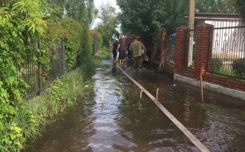 В Мариупольском районе топит жилые дома: понадобилась помощь спасателей