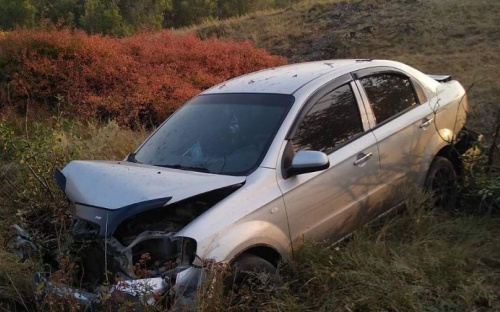 Под Мариуполем автомобиль снес отбойник и вылетел в кювет
