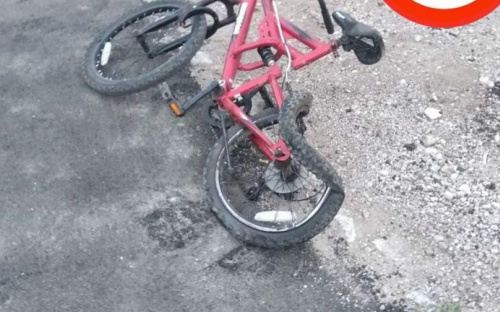 Автомобиль сбил ребенка на велосипеде и врезался в ларек в Мариуполе