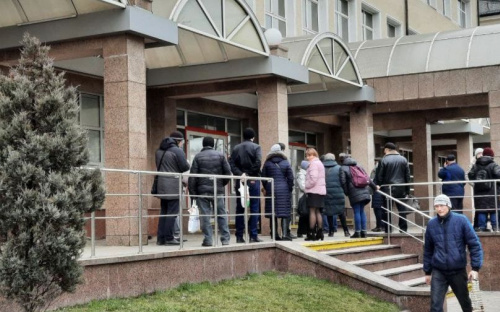 Мариупольцы стоят возле банкоматов в длинных очередях (ФОТОФАКТ)