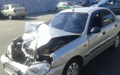 Водитель Daewoo в Мариуполе разбил головой лобовое стекло при столкновении с автобусом (ФОТО)