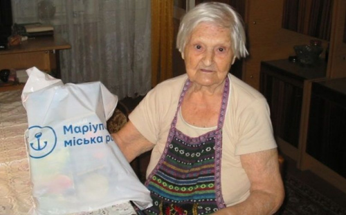 В Мариуполе пожилые люди получили продуктовые наборы (ФОТО)