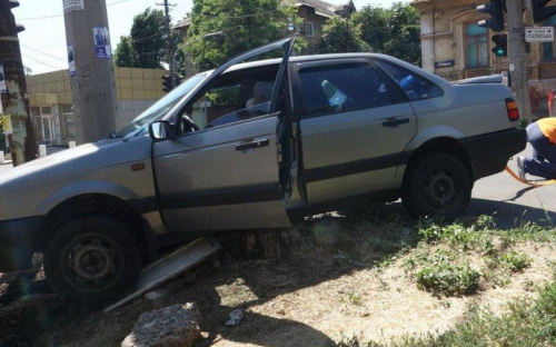 Очередные ДТП в Мариуполе: В результате одной из аварий авто слетело с дороги в западню (ФОТО)