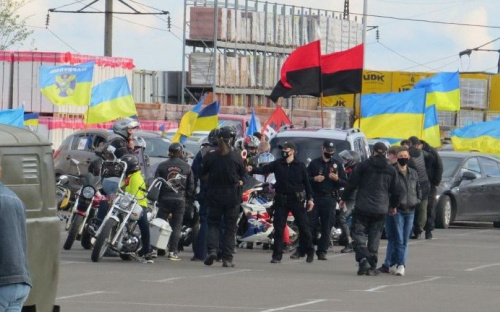 С соблюдением карантинных правил: в Мариуполе прошел автопробег ко Дню примирения (ФОТО+ВИДЕО)