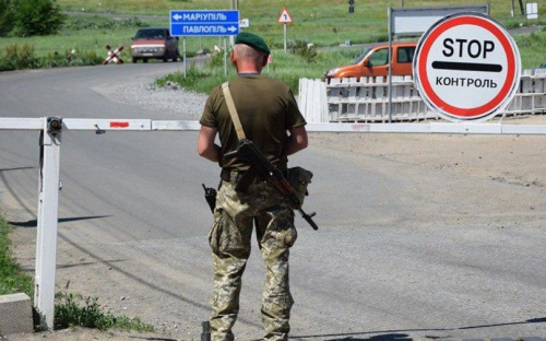 На Донетчине закрыли проезд через КПВВ: поблизости взрываются боеприпасы