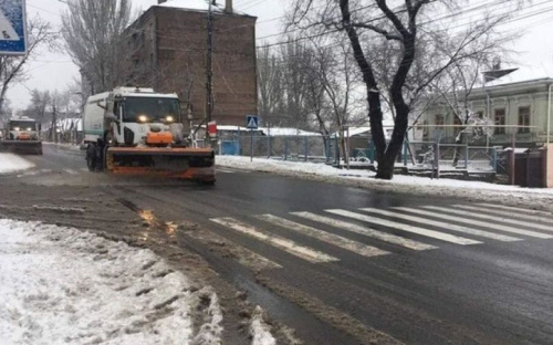 Тротуары в Мариуполе очищали всю ночь. Использовано более 318 тонн специальной смеси (ФОТО)