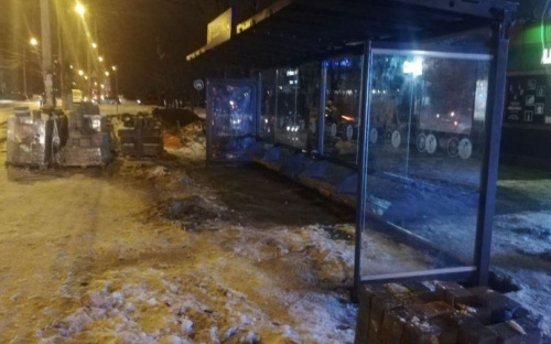 В Мариуполе на месте демонтированного алкогольного магазина установили остановочный павильон