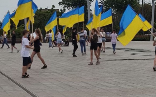 На мариупольской площади репетируют всеукраинский флешмоб ко Дню флага (ФОТОФАКТ)