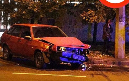Автомобилист влетел в столб ночью в центре Мариуполя