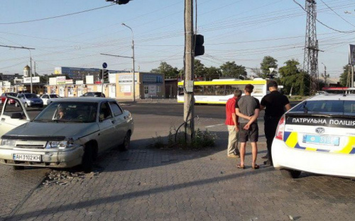 В Мариуполе грузовик врезался в автомобиль с детьми (ФОТО)