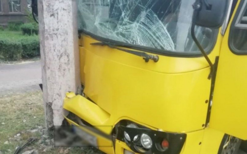 ДТП с пострадавшим: в Мариуполе маршрутка врезалась в электроопору (ДОПОЛНЕНО)