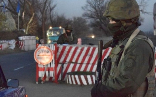 На блокпосту под Мариуполем военные открыли огонь по машине