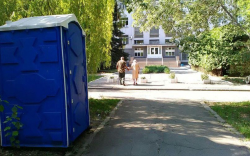 «Блага цивилизации» от Пенсионного фонда в Мариуполе: на тысячи посетителей - два биотуалета (ФОТО)