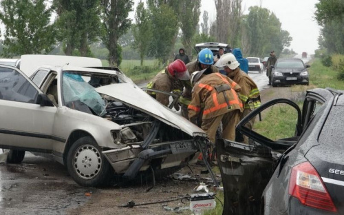 Под Мариуполем в лобовом столкновении машин погибли два человека (ФОТО)
