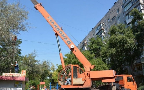 Двор многоэтажки в Мариуполе очистили от заброшенного киоска (ФОТО)