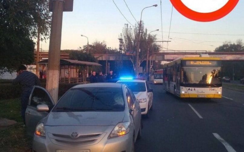 В Мариуполе автомобиль сбил женщину возле пешеходного перехода