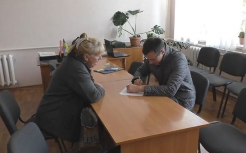 «Им сложно защитить свои права»: юристы помогают жителям поселков под Мариуполем (ВИДЕО)