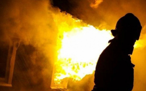 В Мариуполе горел жилой дом: есть пострадавшие