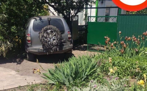 В Мариуполе автомобиль без водителя врезался в частный дом