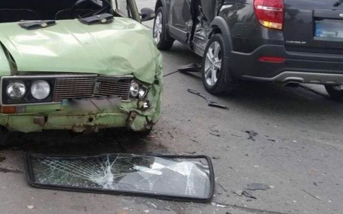 От удара вылетело лобовое стекло: в Мариуполе две легковушки попали в аварию
