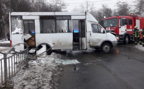 Стали известны подробности ДТП в Мариуполе, в котором перевернулась маршрутка (ФОТО)