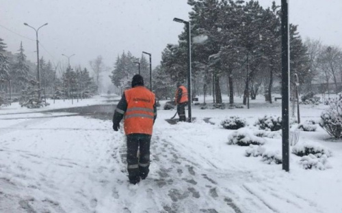 Последствия снегопада в Мариуполе устраняет спецтехника