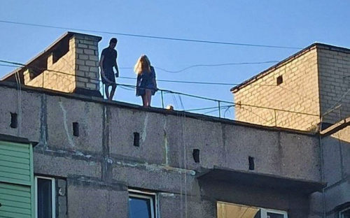 В Мариуполе подростки гуляли по краю высотки
