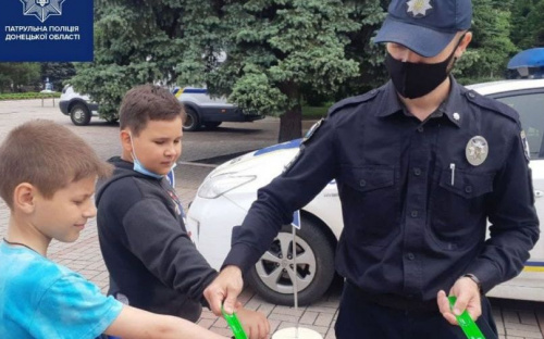В мариупольском Городском саду полицейские дарят праздник детям