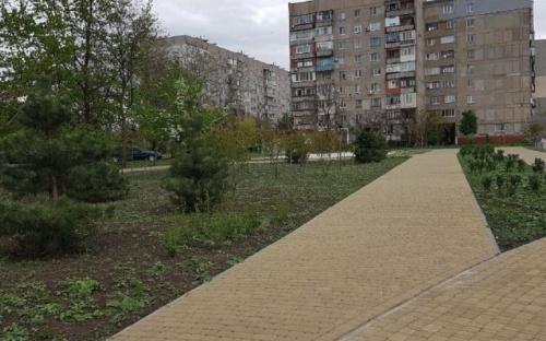 Строящийся новый семейный парк в Мариуполе покрылся зеленью