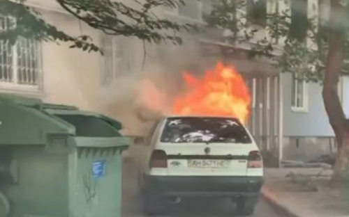 В мариупольском дворе сгорел автомобиль