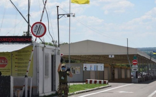 Боевики не пускают домой: на КПВВ Донбасса живут 14 человек