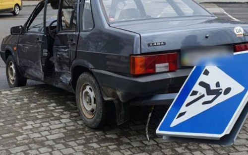 Врезались в знак и электроопору: в Мариуполе в ДТП попали две легковушки и грузовик почтового оператора