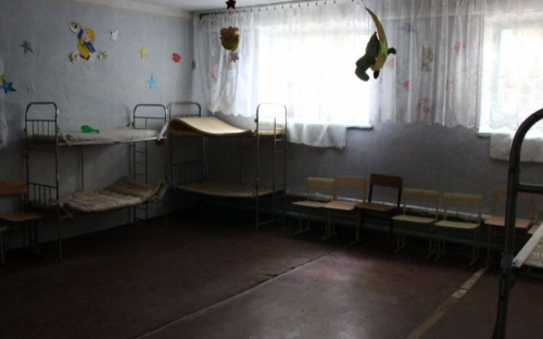 Первоклассников мариупольской гимназии отправляют спать в подвальное помещение без проветривания (ФОТО+ВИДЕО)