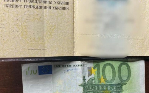 Через КПВВ на Донетчине за взятку пытались провезти крупную сумму денег