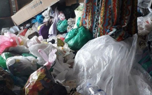 Квартира-свалка: пожилая мариупольчанка завалила мусором свое жилье