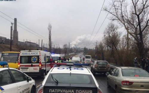 В Мариуполе затор на дороге из-за аварии с пострадавшими. Столкнулось пять машин (ФОТОФАКТ+ДОПОЛНЯЕТСЯ)