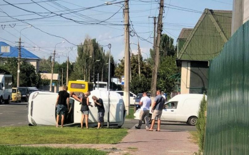В центре Мариуполя перевернулся автомобиль (ДОПОЛНЕНО)