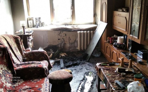В Мариуполе из горящей пятиэтажки пожарные вынесли женщину