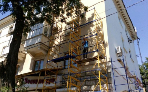 В центре Мариуполя начался ремонт зданий-«бомбардировщиков» (ФОТО)