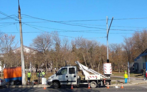 Возле оживленной дороги в Мариуполе устанавливают светофор