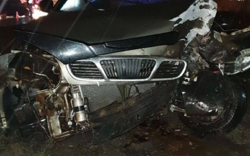 Автомобили сбили двух пешеходов и столб в Мариуполе