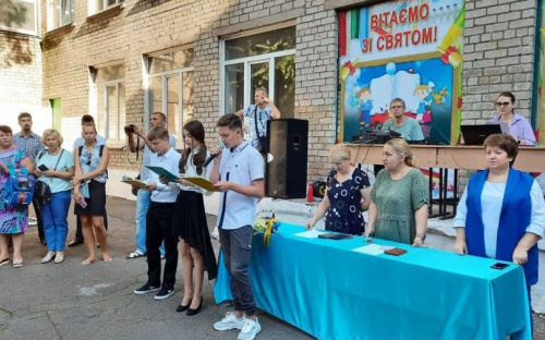 Праздник первого звонка: более 3600 первоклассников впервые сели за школьные парты в Мариуполе