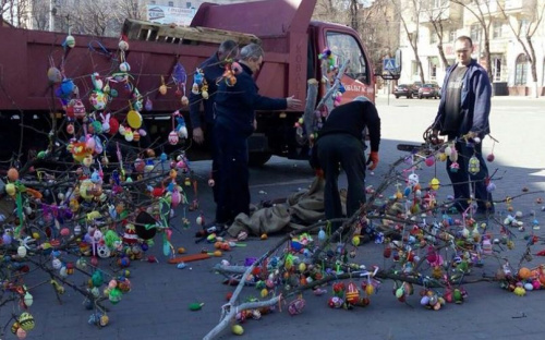 В Мариуполе разобрали Пасхальное дерево в целях безопасности? (ФОТО)