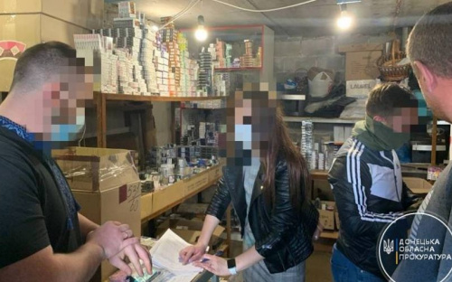 В мариупольском гараже обнаружили крупную партию запрещенных сигарет