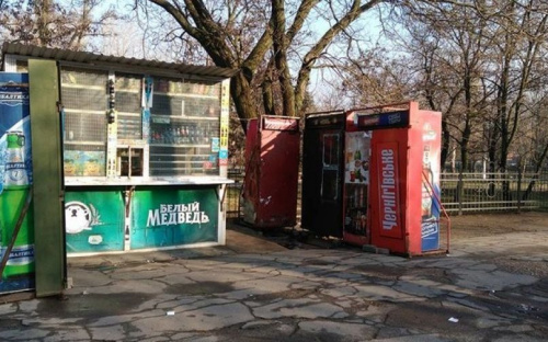 В Мариуполе убрали киоск, который закрывал вид на аллеи парка (ФОТОФАКТ)